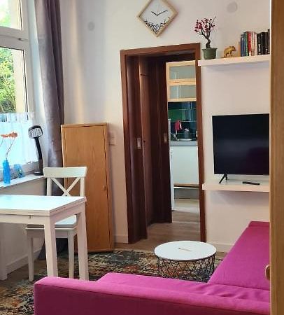 Buedchen Am Rathaus-Parkplatz-Bett Und Schlafcouch-Eg-Netflix- Apartment Oberhausen  Luaran gambar