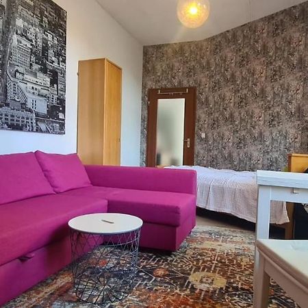 Buedchen Am Rathaus-Parkplatz-Bett Und Schlafcouch-Eg-Netflix- Apartment Oberhausen  Luaran gambar