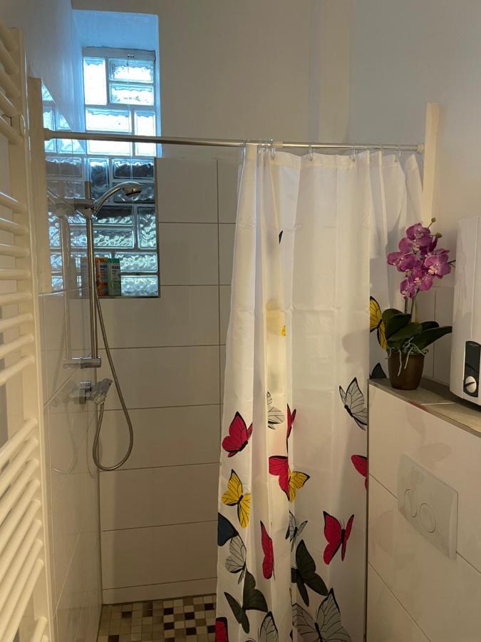 Buedchen Am Rathaus-Parkplatz-Bett Und Schlafcouch-Eg-Netflix- Apartment Oberhausen  Luaran gambar